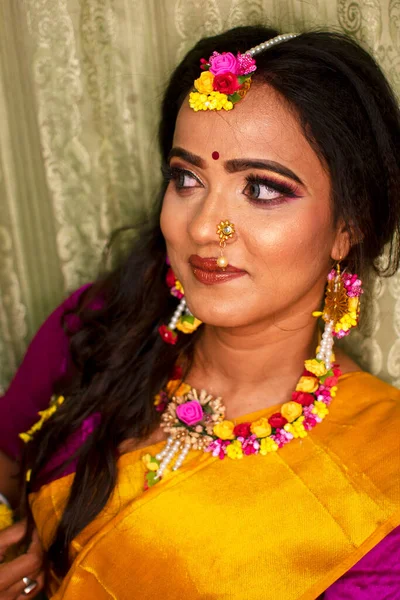 Indian Kvinna Bär Traditionell Klänning Och Blomsterprydnader — Stockfoto