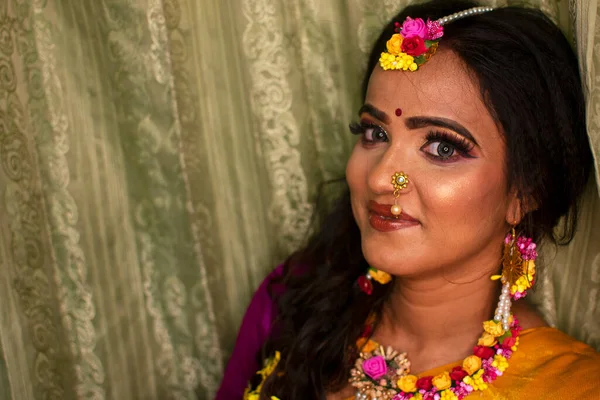 Een Indiaanse Vrouw Draagt Traditionele Jurk Bloemen Ornamenten — Stockfoto