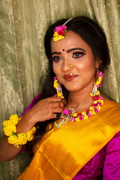 Eine Indische Frau Traditioneller Kleidung Und Blumenschmuck — Stockfoto