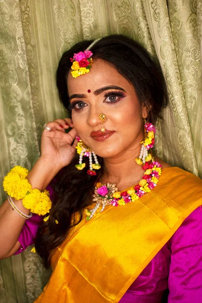 Una Mujer India Vestida Con Vestimenta Tradicional Adornos Florales —  Fotos de Stock