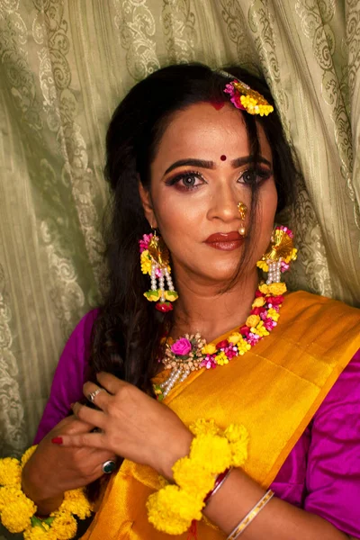 Uma Mulher Indiana Vestindo Vestido Tradicional Ornamentos Flores — Fotografia de Stock