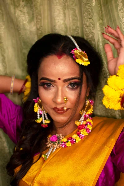 Indian Kvinna Bär Traditionell Klänning Och Blomsterprydnader — Stockfoto
