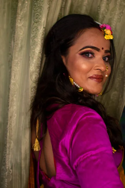 Hinduska Kobieta Tradycyjnej Sukience Ozdoby Kwiatowe — Zdjęcie stockowe