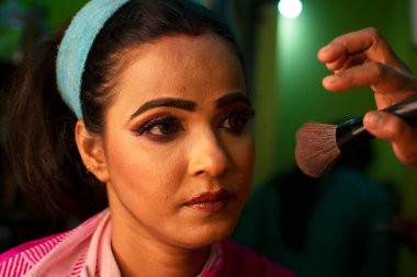 Güzellik salonunda makyaj yaptıran Hintli bir kadın.