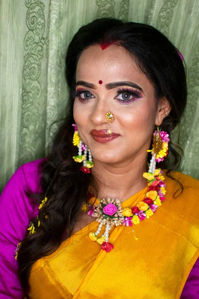 Une Femme Indienne Portant Une Robe Traditionnelle Des Ornements Fleurs — Photo