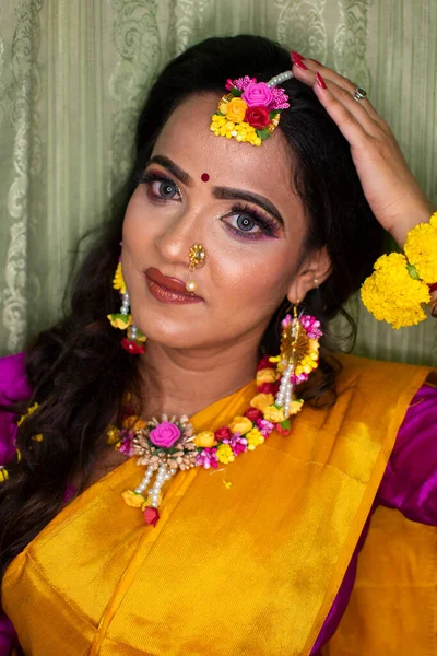 Une Femme Indienne Portant Une Robe Traditionnelle Des Ornements Fleurs — Photo