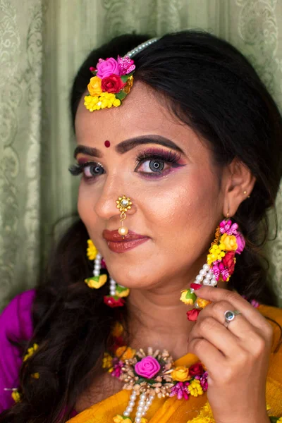 Indian Kvinna Bär Traditionell Klänning Och Blomsterprydnader — Stockfoto