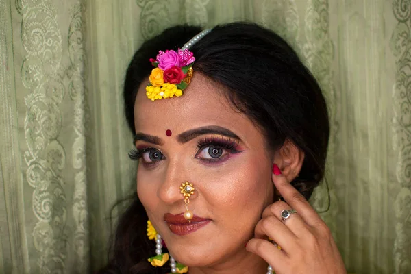 Indian Kvinna Bär Traditionell Klänning Och Blomsterprydnader — Stockfoto