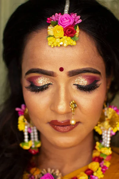 Eine Indische Frau Traditioneller Kleidung Und Blumenschmuck — Stockfoto