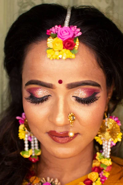 Uma Mulher Indiana Vestindo Vestido Tradicional Ornamentos Flores — Fotografia de Stock