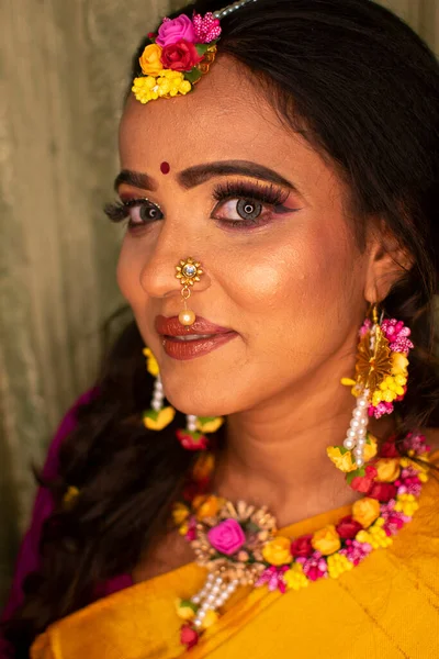 Індійська Жінка Традиційній Сукні Квіткових Прикрасах — стокове фото