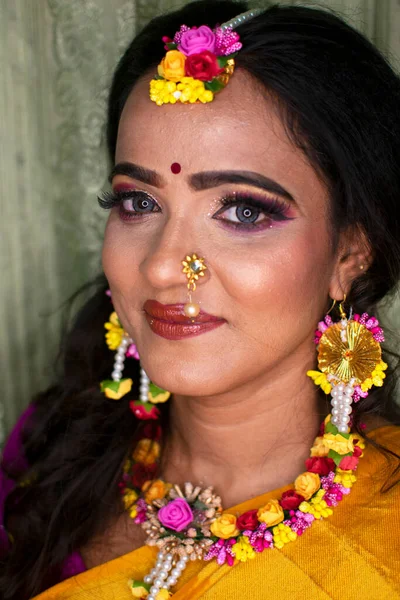 Indian Kvinna Bär Traditionell Klänning Och Blomsterprydnader — Stockfoto