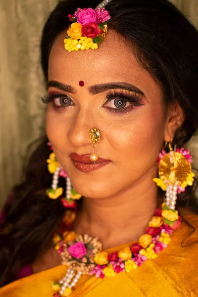 Indian Kvinna Bär Traditionell Klänning Och Blomsterprydnader — Stockfoto