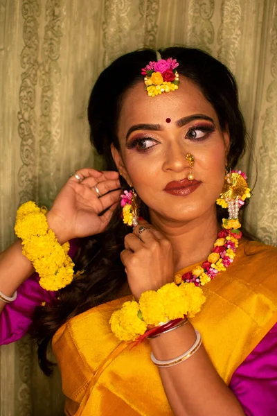 Μια Ινδή Γυναίκα Που Φοράει Παραδοσιακό Φόρεμα Και Στολίδια Λουλουδιών — Φωτογραφία Αρχείου