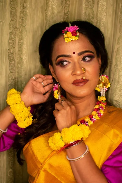 Une Femme Indienne Portant Une Robe Traditionnelle Des Ornements Fleurs — Photo