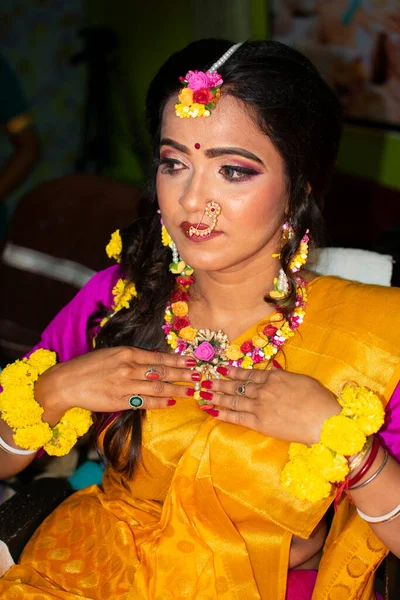 Uma Mulher Indiana Vestindo Vestido Tradicional Ornamentos Flores — Fotografia de Stock