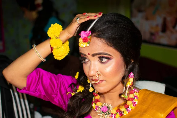 Een Indiaanse Vrouw Draagt Traditionele Jurk Bloemen Ornamenten — Stockfoto