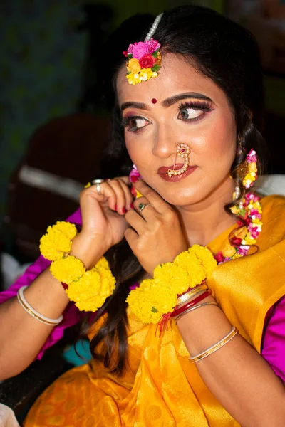 Una Mujer India Vestida Con Vestimenta Tradicional Adornos Florales —  Fotos de Stock