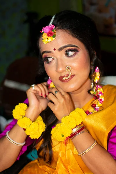 伝統的なドレスや花飾りを着たインド人女性が — ストック写真