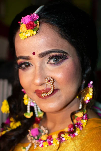 Indian Kvinna Bär Traditionell Klänning Och Blomsterprydnader — Stockfoto