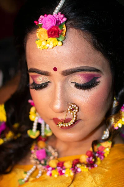 Uma Mulher Indiana Vestindo Vestido Tradicional Ornamentos Flores — Fotografia de Stock