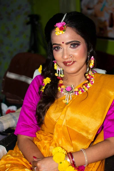 Een Indiaanse Vrouw Draagt Traditionele Jurk Bloemen Ornamenten — Stockfoto