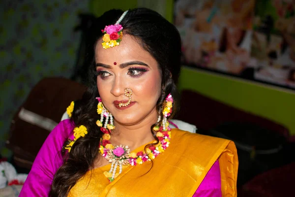 Une Femme Indienne Portant Une Robe Traditionnelle Des Ornements Fleurs — Photo