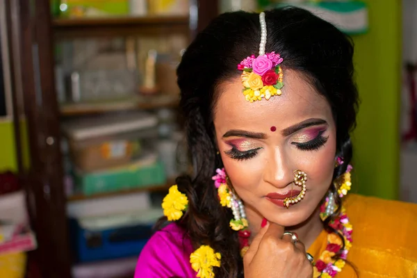 Uma Mulher Indiana Vestindo Vestido Tradicional Ornamentos Flores — Fotografia de Stock