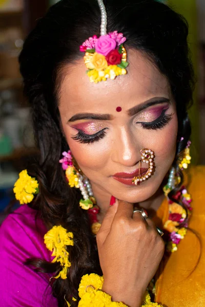 Une Femme Indienne Portant Une Robe Traditionnelle Des Ornements Fleurs — Photo
