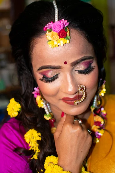 Uma Mulher Indiana Vestindo Vestido Tradicional Ornamentos Flores — Fotografia de Stock