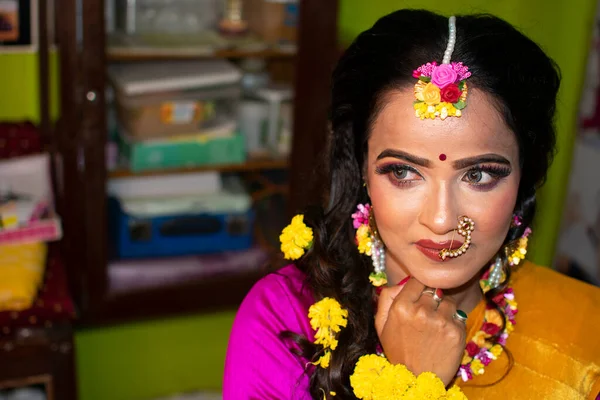 伝統的なドレスや花飾りを着たインド人女性が — ストック写真