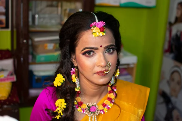 Uma Mulher Indiana Vestindo Vestido Tradicional Ornamentos Flores — Fotografia de Stock