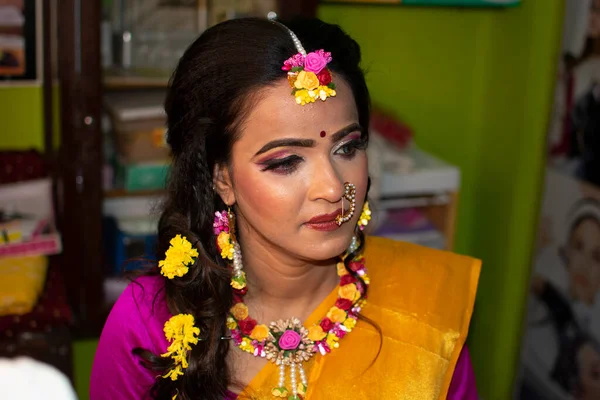 Una Mujer India Vestida Con Vestimenta Tradicional Adornos Florales —  Fotos de Stock