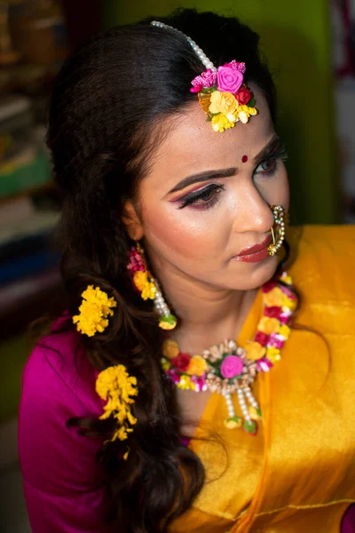 Indian Kvinna Bär Traditionell Klänning Och Blomsterprydnader — Stockfoto