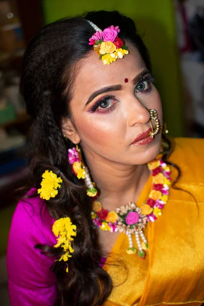 Une Femme Indienne Portant Une Robe Traditionnelle Des Ornements Fleurs — Photo