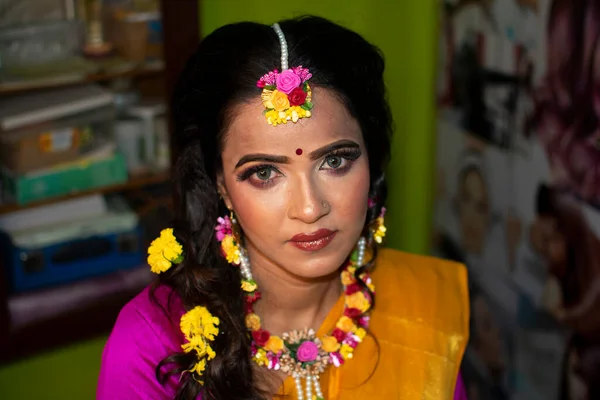Μια Ινδή Γυναίκα Που Φοράει Παραδοσιακό Φόρεμα Και Στολίδια Λουλουδιών — Φωτογραφία Αρχείου