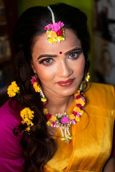 Uma Mulher Indiana Vestindo Vestido Tradicional Ornamentos Flores — Fotografia de Stock