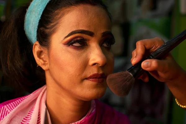 Uma Mulher Indiana Recebendo Maquiagem Salão Beleza — Fotografia de Stock