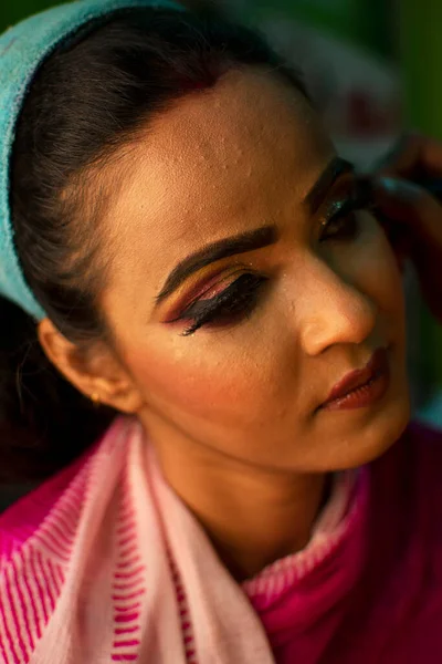 Egy Indiai Sminkeli Magát Szépségszalonban — Stock Fotó