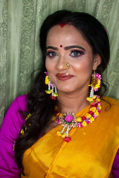 Una Mujer India Vestida Con Vestimenta Tradicional Adornos Florales Imágenes de stock libres de derechos