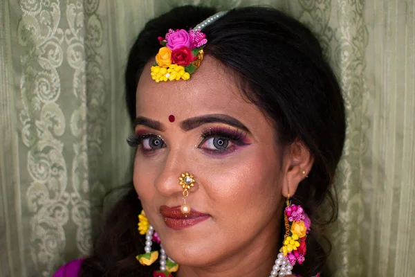 Indian Kvinna Bär Traditionell Klänning Och Blomsterprydnader Stockbild