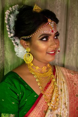 Gelinlik makyajlı Hintli bir kadın