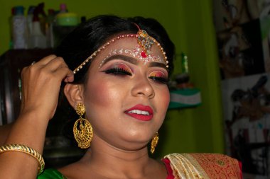 Evlendiği gün mücevherlerini ayarlayan bir kız.