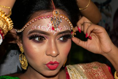 Evlendiği gün mücevherlerini ayarlayan bir kız.