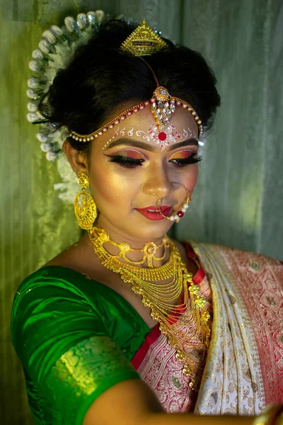 Una Donna Indiana Con Trucco Sposa — Foto Stock