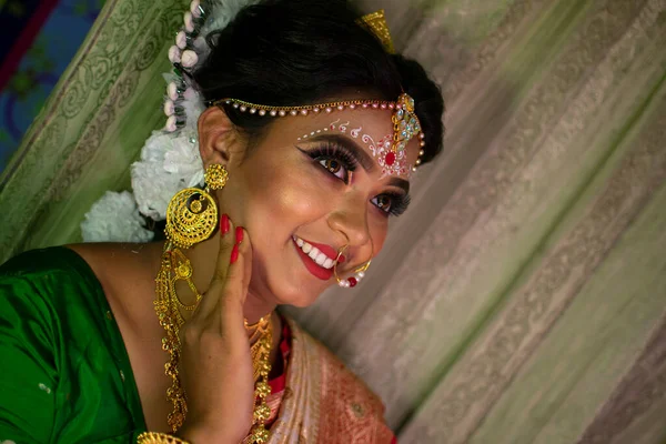 Gelinlik makyajlı Hintli bir kadın