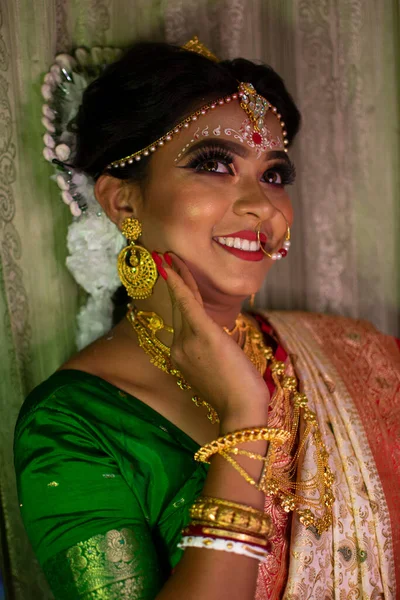 Una Mujer India Con Maquillaje Nupcial —  Fotos de Stock