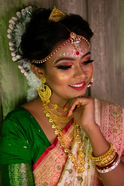 Una Donna Indiana Con Trucco Sposa — Foto Stock