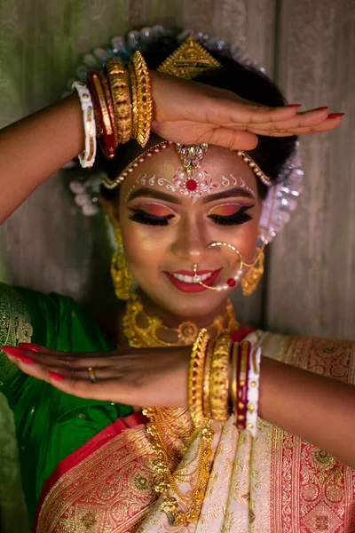 Une Femme Indienne Avec Maquillage Nuptial — Photo