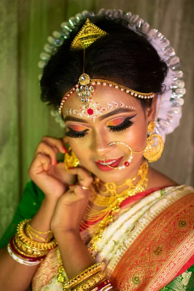 Ένα Κορίτσι Στην Ημέρα Του Γάμου Της Προσαρμόζει Κοσμήματά Της — Φωτογραφία Αρχείου